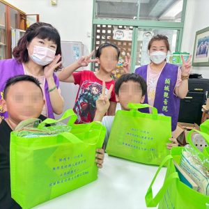 LINE_ALBUM_1141017~訪視士敏國小清寒學童_251021_40